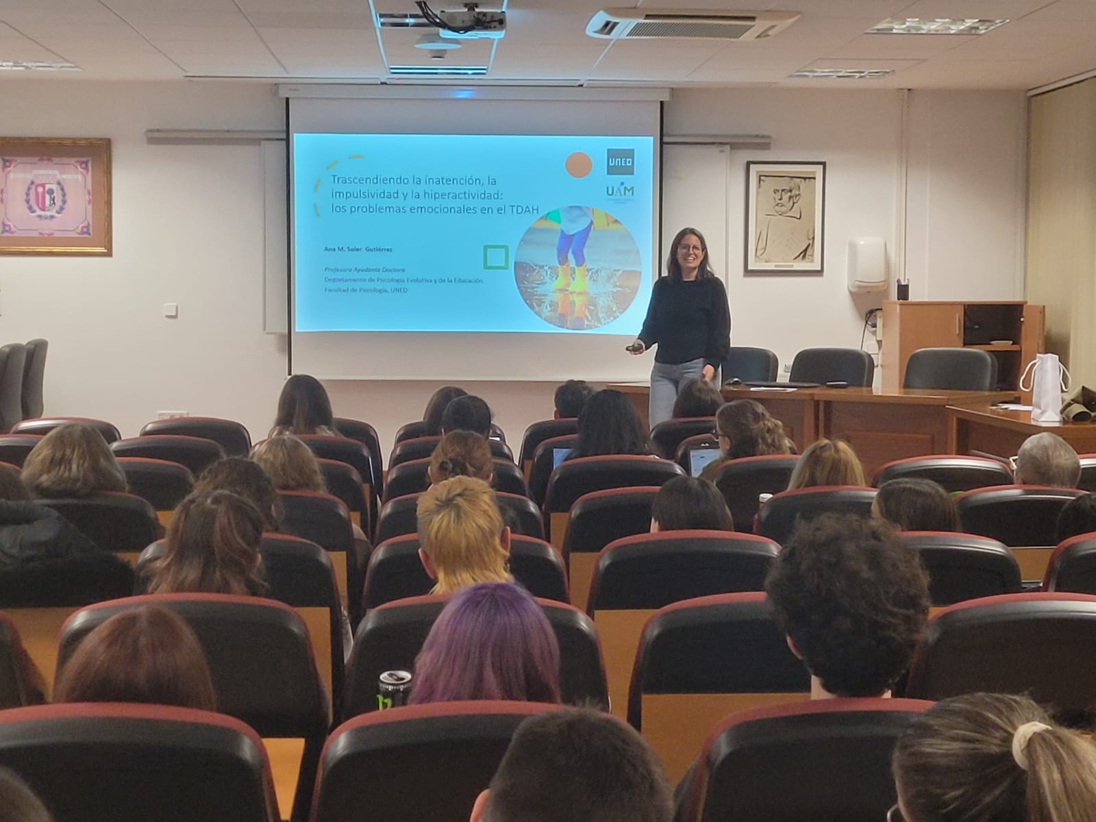Ana Soler impartiendo la charla sobre TDAH