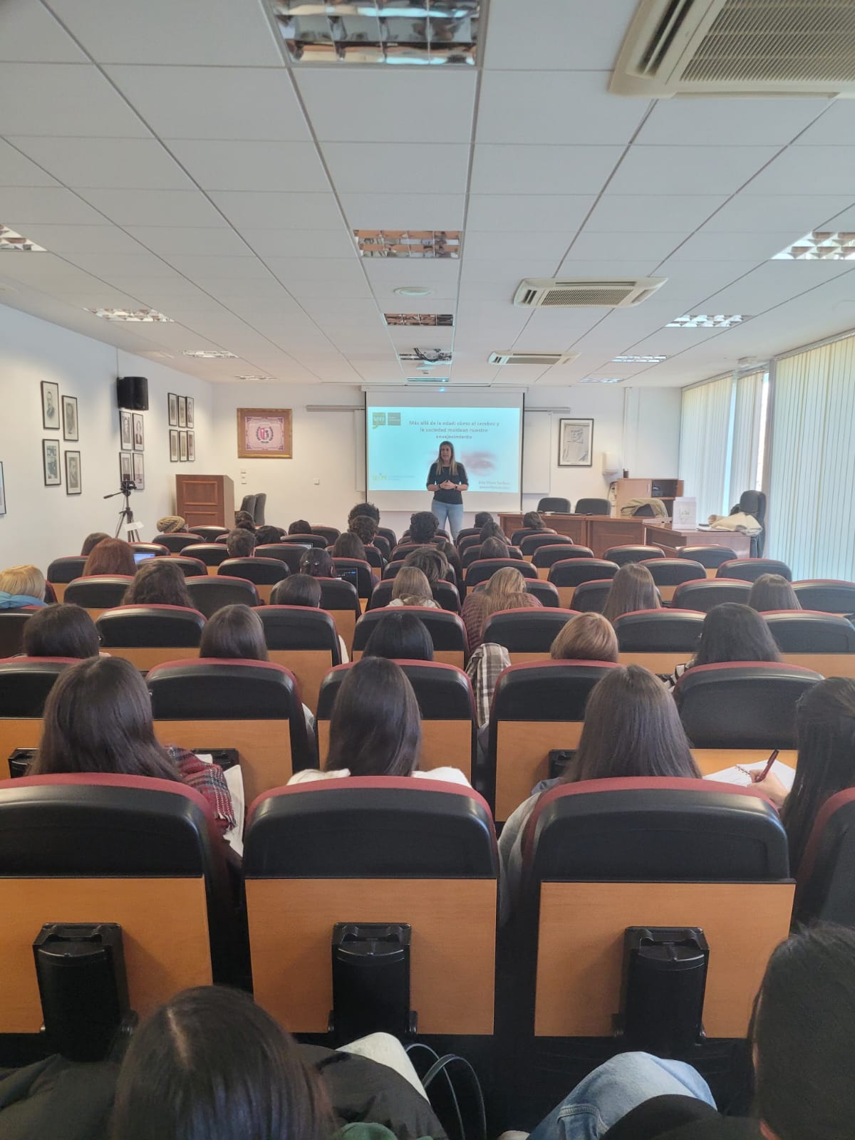 Charla sobre envejecimiento con el aula llena