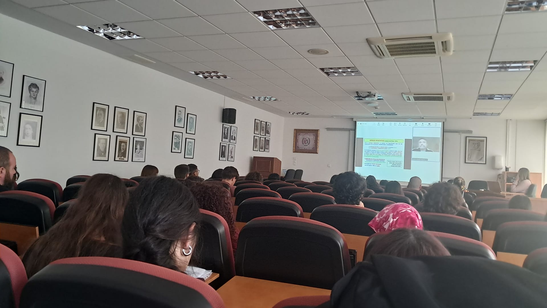Charla de Pedro Montoro conectado en remoto, proyectada en el aula